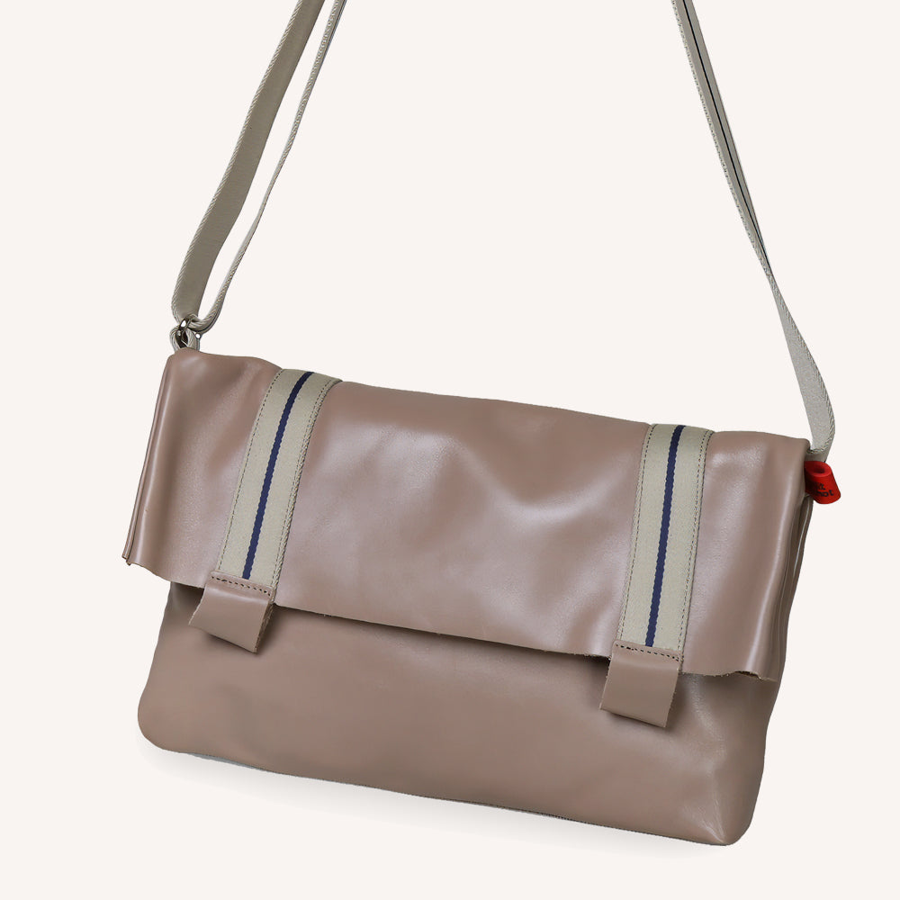 Sac reporter à rabat gris en cuir, vue de face