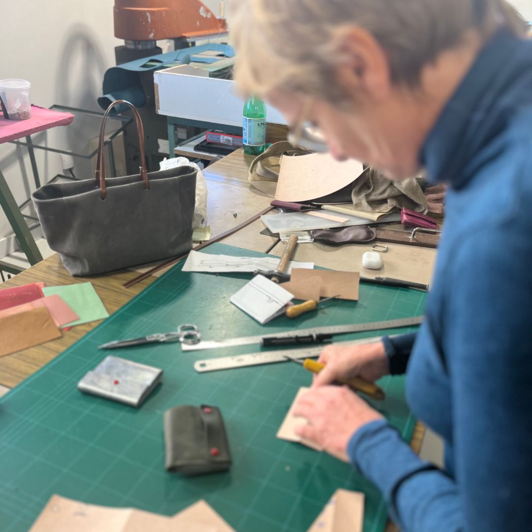Coulisses de création Bandit Manchot - atelier de maroquinerie artisanale