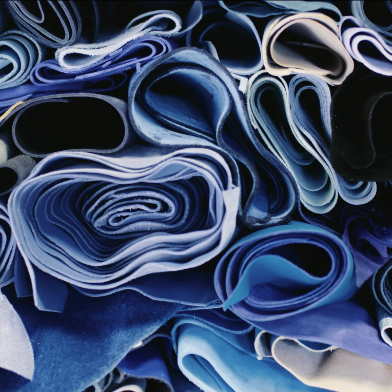 Stock de cuir bleu - maroquinerie durable et responsable - atelier Bandit Manchot